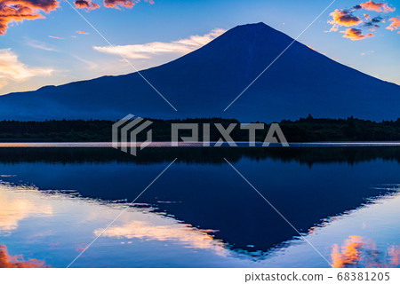 [靜岡縣]狸貓湖，黎明時倒置的富士山 68381205