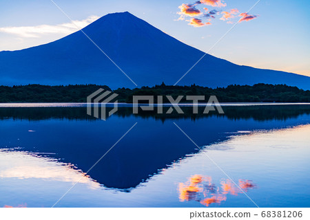 [靜岡縣]狸貓湖，黎明時倒置的富士山 68381206