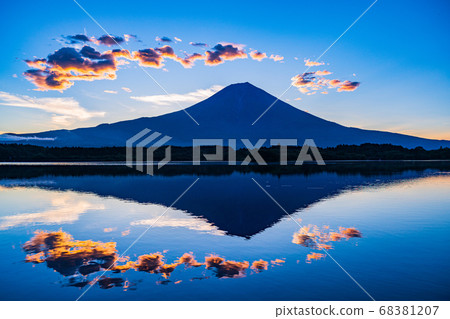 [靜岡縣]狸貓湖，黎明時倒置的富士山 68381207