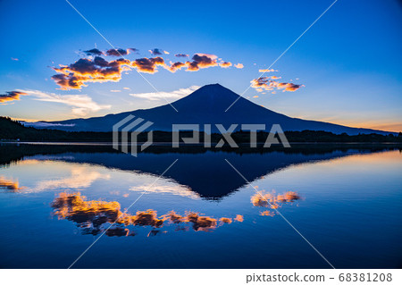 [靜岡縣]狸貓湖，黎明時倒置的富士山 68381208