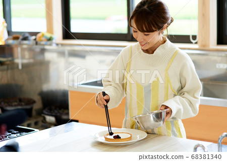 Woman handmade cake 68381340