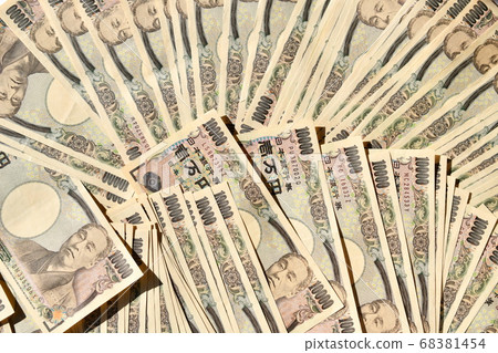 Currency flowing through monetary easing policy (a large amount of 10,000 yen bills) Currency flowing through monetary easing policy (a large amount of 10,000 yen bills) 68381454