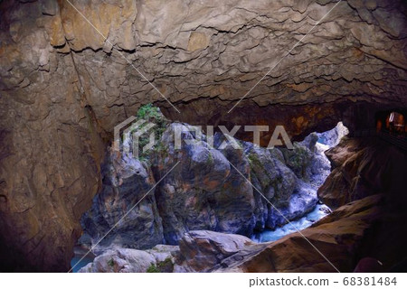 太魯閣峽谷 Tunnel in Hualien Taroko National Park,Taiwa 68381484