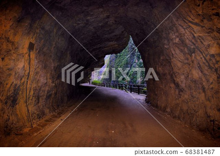 太魯閣峽谷 Tunnel in Hualien Taroko National Park,Taiwa 68381487