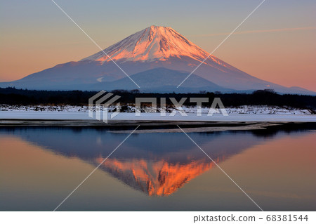 Evening view of Mt. Fuji from Lake Shoji in winter Evening view of Mt. Fuji from Lake Shoji in winter 68381544