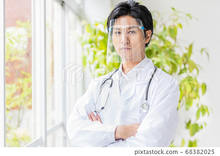 Doctor with face shield 68382025