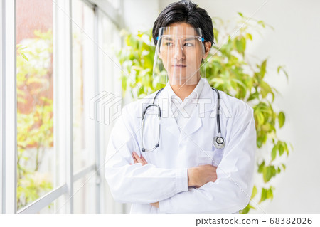 Doctor with face shield 68382026