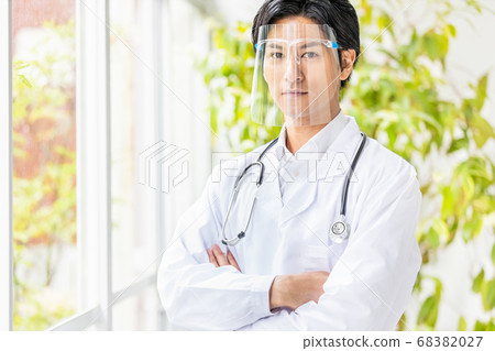 Doctor with face shield 68382027