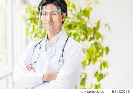 Doctor with face shield 68382028