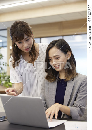 在休閒辦公室工作的女人 68382205