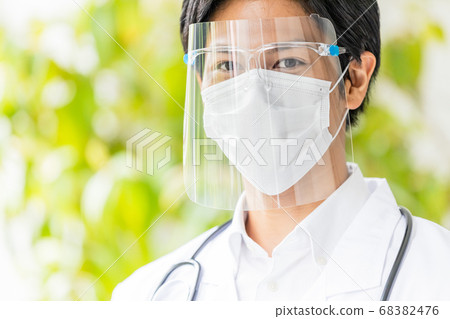 戴著口罩和麵罩的醫生 68382476