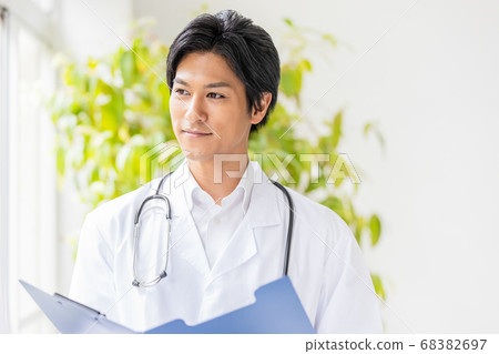 年輕的醫生站在窗台上 68382697