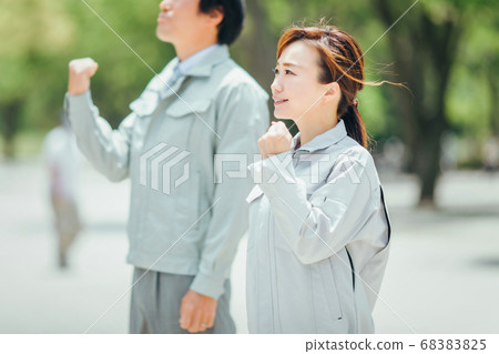Employee wearing work clothes 68383825