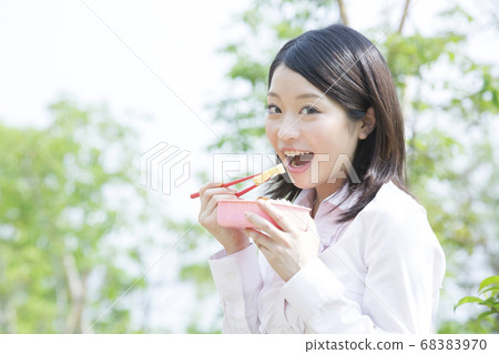 OL eating lunch in the park 68383970