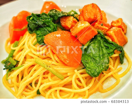 油菜意麵配培根和菠菜 68384313