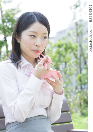 OL在公園裡吃午餐 OL在公園裡吃午餐 68384361