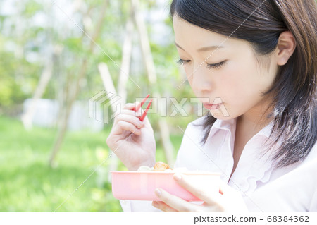 OL在公園裡吃午餐 68384362