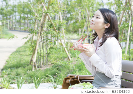 OL在公園裡吃午餐 68384363