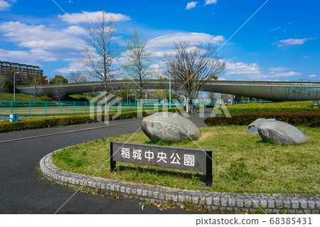 Overlooking the Whale Bridge, the sunny Inagi Central Park 68385431
