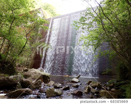從瑪雅山喀斯喀特山谷的薩博水壩流出的小瀑布 從瑪雅山喀斯喀特山谷的薩博水壩流出的小瀑布 68385669