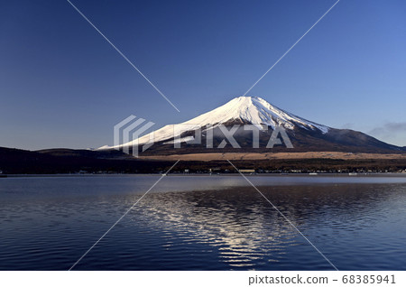 Fuji in the morning in January (Location: Lake Yamanaka, near Nagaike Water Park) Fuji in the morning in January (Location: Lake Yamanaka, near Nagaike Water Park) 68385941