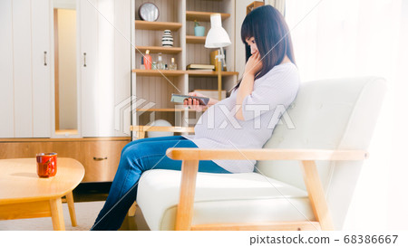 Pregnant woman operating a smartphone 16:9 Pregnant woman operating a smartphone 16:9 68386667