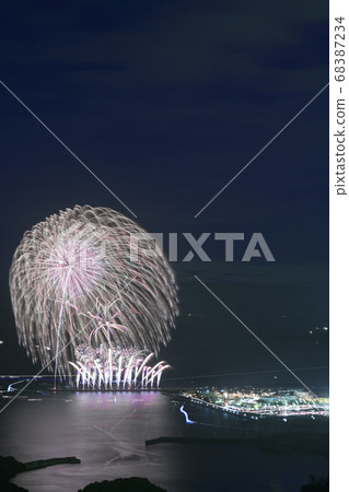 煙花照亮大海 68387234