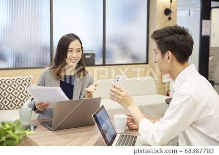 在休閒辦公室開會的人 在休閒辦公室開會的人 68387780