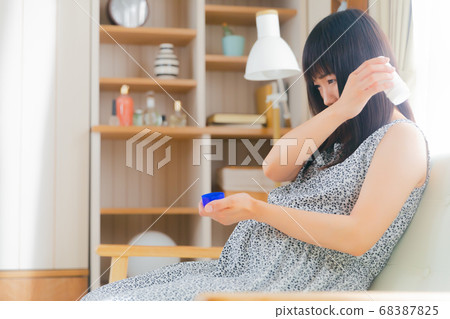 Pregnant woman's shoulder rubbing a compress stick on the affected area Pregnant woman's shoulder rubbing a compress stick on the affected area 68387825