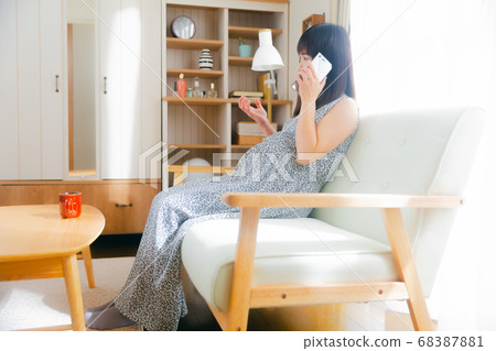 Frustrated frustrated pregnant woman gesturing gesture 68387881