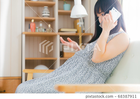 Pregnant woman smartphone conversation call 68387911