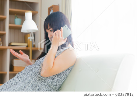Pregnant woman smartphone conversation call 68387912