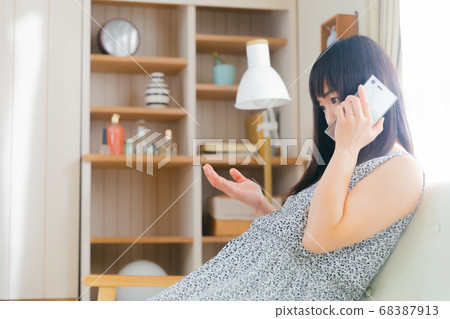 Pregnant woman smartphone conversation call 68387913