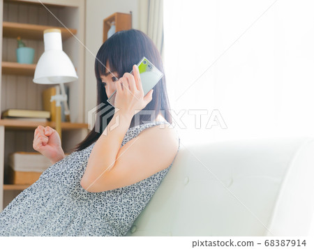 Pregnant woman smartphone conversation call copy space 4:3 68387914
