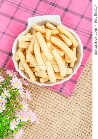 crunchy prawn crackers. crunchy prawn crackers. 68388817