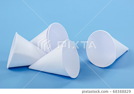 Disposable paper cone water cups water cups. Disposable paper cone water cups water cups. 68388829