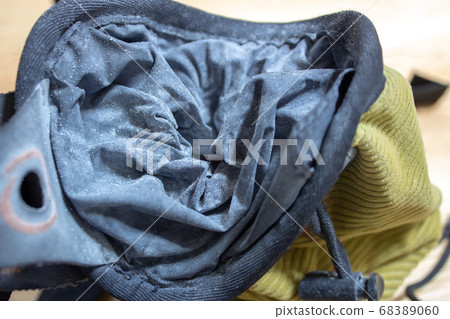 Chalk bag used for rock climbing with freshly poured chalk 68389060