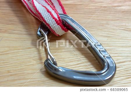 Wire gate carabiner of a extendable quickdraw 68389065