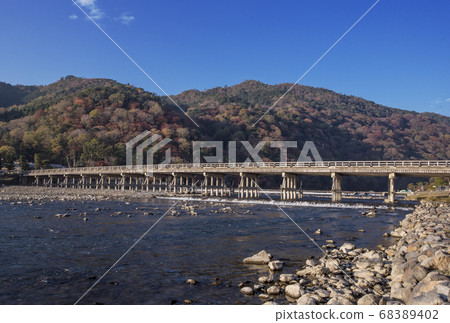 渡月橋和桂河京都嵐山旅遊勝地,京都旅遊的象徵 渡月橋和桂河京都嵐山旅遊勝地,京都旅遊的象徵 68389402