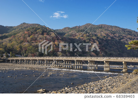 渡月橋和桂河京都嵐山旅遊勝地,京都旅遊的象徵 渡月橋和桂河京都嵐山旅遊勝地,京都旅遊的象徵 68389403