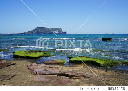 Seongsan Ilchulbong Peak from Seopjikoji 68389458
