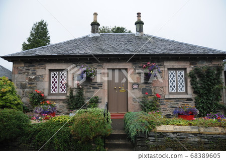 House near Lake Lomond, near Glasgow, England 68389605