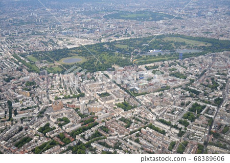 London, England, Kensington Gardens (left), Hyde Park (right) 68389606