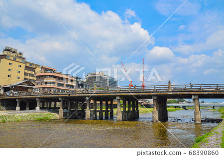 京都的鴨川和三條大橋 68390860