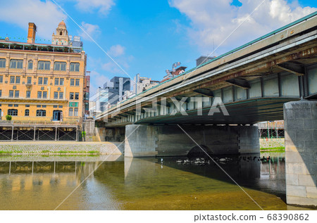 京都的鴨川和四條大橋 68390862