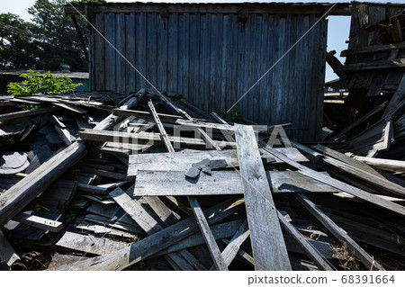 被遺棄的廢棄木結構建築 68391664