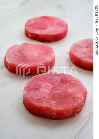 Fresh raw round tuna cutlet 68391800