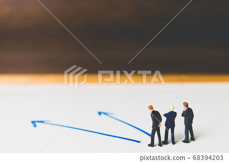 Miniature Businessman standing on arrow pathway , 68394203