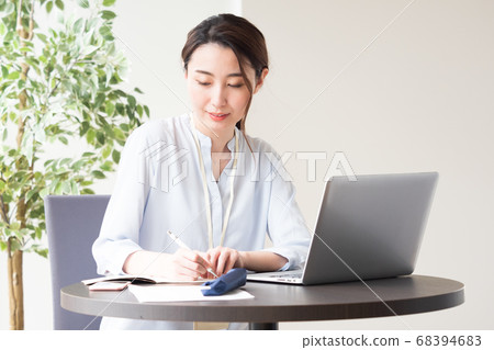 遠程辦公的女人 遠程辦公的女人 68394683