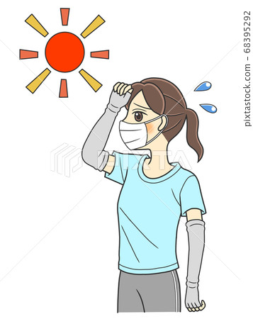 一件夏天看起來很熱的戴著T恤的T恤的年輕女子 一件夏天看起來很熱的戴著T恤的T恤的年輕女子 68395292